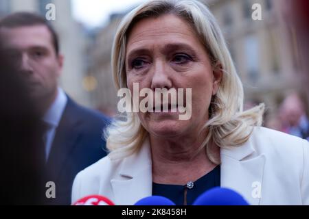 Paris, France, 20/10/2022. Marine le Pen, Jordan Bardella et des députés du rassemblement National rendent hommage à Lola, une jeune fille de 12 ans assassinée par un clandestin algérien à Paris, en faisant une minute de silence devant l'Assemblée nationale. Pierre Galan/Alamy Live News Banque D'Images