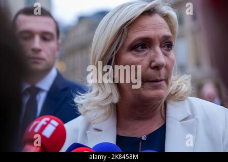 Paris, France, 20/10/2022. Marine le Pen, Jordan Bardella et des députés du rassemblement National rendent hommage à Lola, une jeune fille de 12 ans assassinée par un clandestin algérien à Paris, en faisant une minute de silence devant l'Assemblée nationale. Pierre Galan/Alamy Live News Banque D'Images