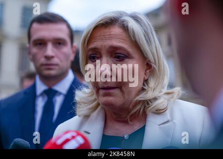 Paris, France, 20/10/2022. Marine le Pen, Jordan Bardella et des députés du rassemblement National rendent hommage à Lola, une jeune fille de 12 ans assassinée par un clandestin algérien à Paris, en faisant une minute de silence devant l'Assemblée nationale. Pierre Galan/Alamy Live News Banque D'Images