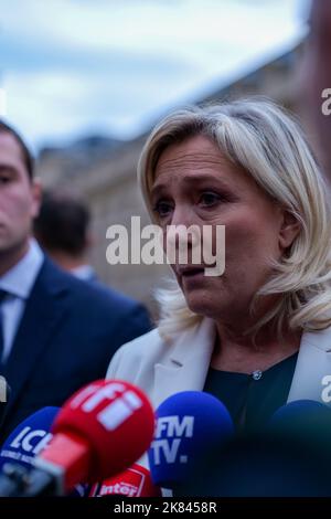 Paris, France, 20/10/2022. Marine le Pen, Jordan Bardella et des députés du rassemblement National rendent hommage à Lola, une jeune fille de 12 ans assassinée par un clandestin algérien à Paris, en faisant une minute de silence devant l'Assemblée nationale. Pierre Galan/Alamy Live News Banque D'Images