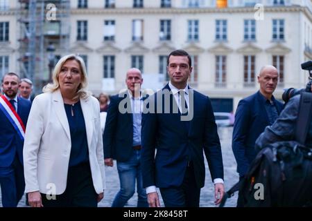 Paris, France, 20/10/2022. Marine le Pen, Jordan Bardella et des députés du rassemblement National rendent hommage à Lola, une jeune fille de 12 ans assassinée par un clandestin algérien à Paris, en faisant une minute de silence devant l'Assemblée nationale. Pierre Galan/Alamy Live News Banque D'Images