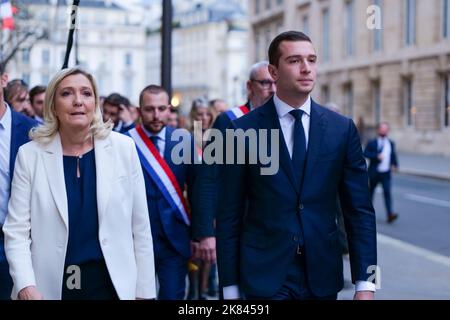 Paris, France, 20/10/2022. Marine le Pen, Jordan Bardella et des députés du rassemblement National rendent hommage à Lola, une jeune fille de 12 ans assassinée par un clandestin algérien à Paris, en faisant une minute de silence devant l'Assemblée nationale. Pierre Galan/Alamy Live News Banque D'Images