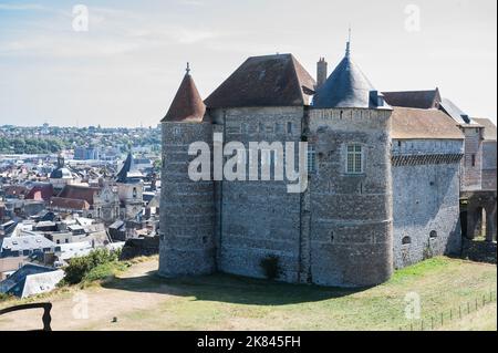 Vue sur le château de Dieppe et la ville. Forteresse médiévale située dans la ville française de Dieppe, Normandie en France Banque D'Images