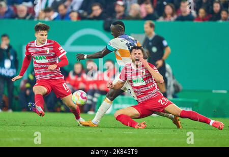 Augsbourg, Allemagne. 19th octobre 2022. Sadio Mane (FCB 17) concourent pour le ballon, s'attaquer, duel, header, zweikampf, Action, lutte contre Maximilian Bauer, FCA 23 Elvis Rexhbecaj, FCA 13 dans le match coupe DFB deuxième tour FC AUGSBURG - FC BAYERN MUENCHEN DFB-Pokal, Trophée de football allemand le 19 octobre 2022 à Augsburg, Allemagne. Saison 2022/2023, 2.Runde, © Peter Schatz / Alay Live News les règlements du DFB interdisent toute utilisation de photographies comme séquences d'images et/ou quasi-vidéo. Credit: Peter Schatz/Alay Live News Banque D'Images