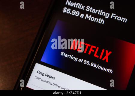 Nouvelle page d'annonce de Netflix sur son site web sur un iPhone, intitulée "Basic with Ads". De base avec des annonces coûtera $6,99 par mois aux États-Unis Banque D'Images