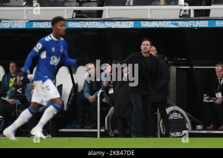 Frank Lampard, directeur d'Everton, fait des gestes du secteur technique lors du match de la Premier League entre Newcastle United et Everton au St. James's Park, Newcastle, le mercredi 19th octobre 2022. (Credit: Mark Fletcher | MI News) Credit: MI News & Sport /Alay Live News Banque D'Images