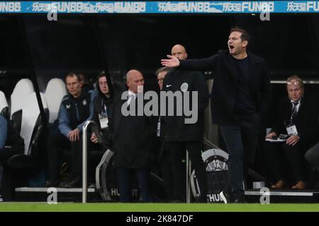 Frank Lampard, directeur d'Everton, fait des gestes du secteur technique lors du match de la Premier League entre Newcastle United et Everton au St. James's Park, Newcastle, le mercredi 19th octobre 2022. (Credit: Mark Fletcher | MI News) Credit: MI News & Sport /Alay Live News Banque D'Images