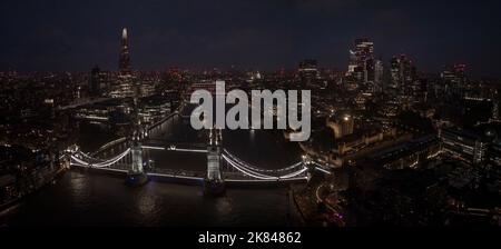 Vue aérienne sur le Tower Bridge illuminé et la ligne d'horizon de Londres, Royaume-Uni Banque D'Images