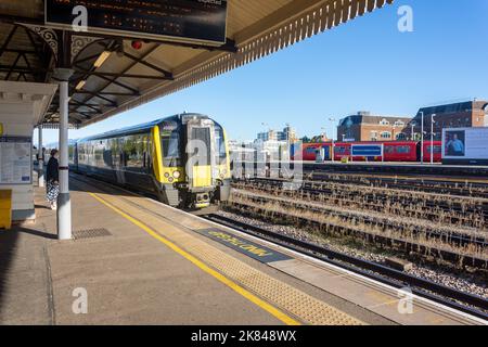 Train approchant la plate-forme, Clapham Junction Station, Battersea, London Borough of Wandsworth, Greater London, Angleterre, Royaume-Uni Banque D'Images