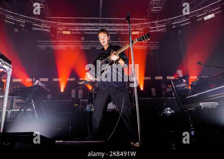 Tom Smith, du groupe de rock anglais Editors, se produit en direct lors d'un concert à fabrique. (Photo de Mairo Cinquetti / SOPA Images / Sipa USA) Banque D'Images