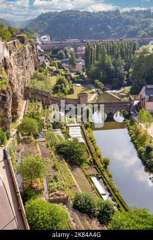 La Ville de Luxembourg, Luxembourg. Regardant vers le bas sur l'Alzette à partir de la ville de fortifications. Banque D'Images