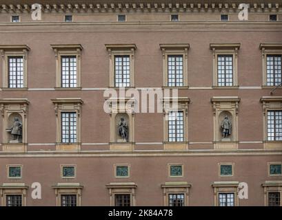 Suède, Stockholm - 16 juillet 2022: Palais royal. SW Slottsbacken façade à proximité avec fenêtres rectangulaires et 3 statues mâles dans des niches Banque D'Images