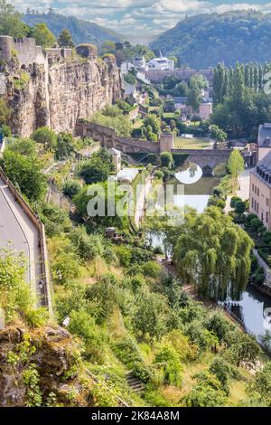 La Ville de Luxembourg, Luxembourg. Regardant vers le bas sur l'Alzette à partir de la ville de fortifications. Banque D'Images