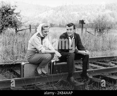 Molly Bee, Ben Cooper, sur le tournage du film, 'Chartroose Caboose', Universal Pictures, 1960 Banque D'Images