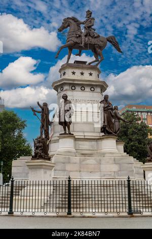 Richmond, Virginie. Statue équestre de George Washington sur le Capitole de l'État. George Mason à gauche de 'W', Jefferson à droite de 'Washington. Banque D'Images