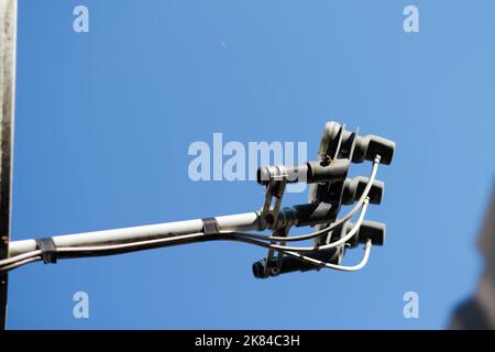 Refocalisation de l'antenne sur le ciel bleu. Parabole satellite sur le toit. Plat en métal blanc et tête de récepteur TV pour regarder les nouvelles avec la technologie satellite. Starlink. Sortie Banque D'Images