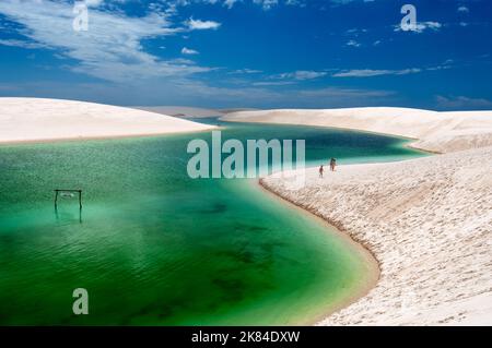 Lagoa Azul (lagon bleu) est situé dans le parc national de Lencosis Maranhenses, au Brésil. Banque D'Images