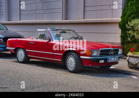 BADEN BADEN, ALLEMAGNE - JUILLET 2022: Red mercedes benz 350 slc cabrio roadster, réunion de l'avant-garde à Kurpark. Banque D'Images