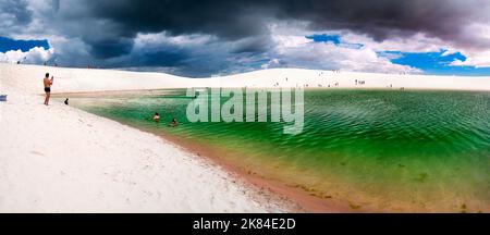 Lagoa Azul (lagon bleu) est situé dans le parc national de Lencosis Maranhenses, au Brésil. Banque D'Images