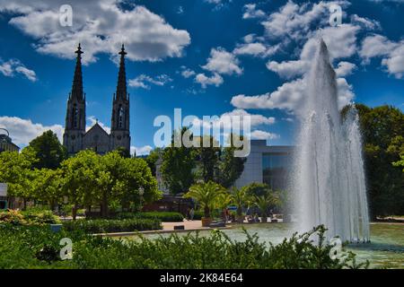 Église évangélique avec une fontaine au centre de Baden Baden. Banque D'Images