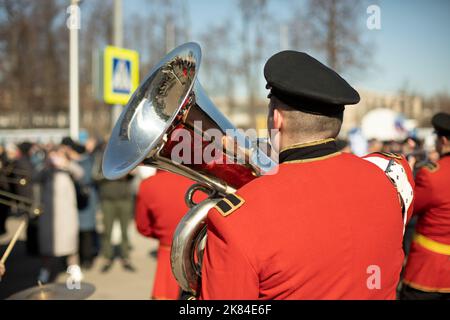 Orchestre avec instruments à vent. Trompettes en uniformes de cérémonie. Vêtements militaires rouges. Musiciens dans la rue. Banque D'Images