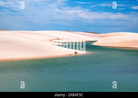 Lagoa Azul (lagon bleu) est situé dans le parc national de Lencosis Maranhenses, au Brésil. Banque D'Images