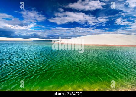 Lencois Maranhenses est parc national dans l'état de Maranhao, Brésil. Il y a des milliers de dunes de sable blanc avec des lacs (lagons) entre eux. Banque D'Images