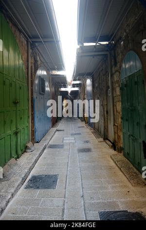 Marche à travers l'étroite rue couverte dans la vieille ville de Jérusalem. Banque D'Images