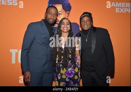 New York, États-Unis. 20th octobre 2022. (G-D) Leon Preston Robinson, Suzan-Lori Parks et Kenny Leon assistent à la soirée d'ouverture de TOPDOG/UNDERDOG Opening Night sur Broadway au Golden Theatre de New York, NY, 20 octobre 2022. (Photo par Anthony Behar/Sipa USA) crédit: SIPA USA/Alay Live News Banque D'Images