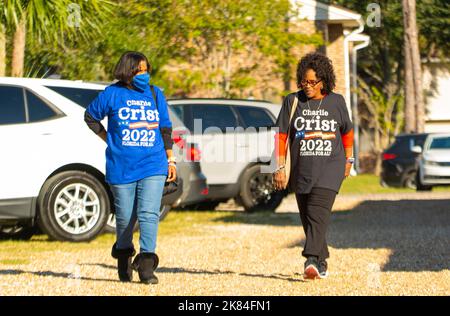 Jacksonville, Floride, États-Unis. 20th octobre 2022. Jeudi, 20 octobre 2022, à Jacksonville, Floride: Renee et Rita Churchwell, 53 et 77 ans, assistent à un rassemblement de la GOTV pour le candidat démocrate au poste de gouverneur Charlie Crist à Jacksonville, FL, parrainé par le Comité national démocratique. ''J'ai adoré quand il était au pouvoir, '' Rita dit du premier mandat de Crist en tant que gouverneur en 2008, ''J'aime généralement être là avec la foule le jour des élections, mais je pense que je voterai tôt cette année pour qu'il n'y ait pas de shenanigans. (Credit image: © Dominic Gwinn/ZUMA Press Wire) Credit: ZUMA Press, Inc./Alamy Live News Banque D'Images