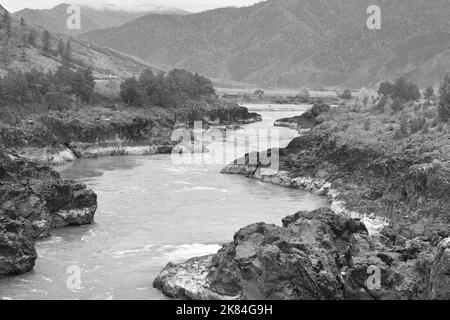 Orocto rapides sur la rivière Katun. Les rives rocheuses de la rivière de montagne sont composées de roches volcaniques. République de l'Altaï, Sibérie, Russie, 2022 Banque D'Images