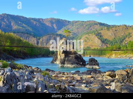 Un pont entre les rochers. Pont suspendu aux dents du Dragon, rochers sur les rives rocheuses de la rivière Katun. République de l'Altaï, Sibérie, Russie, 2022 Banque D'Images