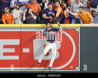 Houston, États-Unis. 20th octobre 2022. Le fieleur droit d'Astros de Houston Kyle Tucker attrape un long trajet par New York Yankees Aaron Judge dans le huitième repas dans le deuxième match de leur série de championnat de Ligue américaine à minute Maid Park à Houston jeudi, 20 octobre 2022. Photo de John Angelillo/UPI crédit: UPI/Alay Live News Banque D'Images