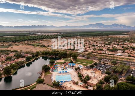 Le lac Sahuarita et le développement d'une nouvelle maison en Arizona près de Tucson Banque D'Images