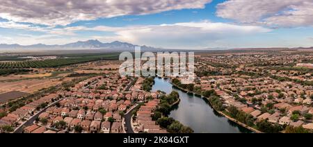 Le lac Sahuarita et le développement d'une nouvelle maison en Arizona près de Tucson Banque D'Images