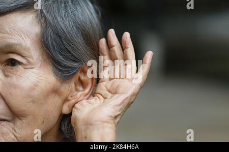 Femme âgée, perte auditive, difficile à entendre Banque D'Images