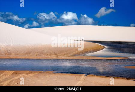 Lagoa Bonita (magnifique lagon) est situé dans le parc national de Lencosis Maranhenses, au Brésil. Banque D'Images