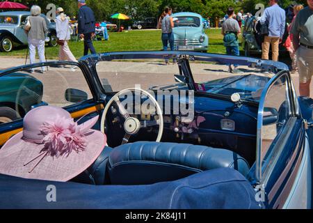 BADEN BADEN, ALLEMAGNE - JUILLET 2022: Intérieur du bleu 1938 FRAZER NASH BMW 327 328 80 cabrio roadster, oldtimer réunion à Kurpark. Banque D'Images