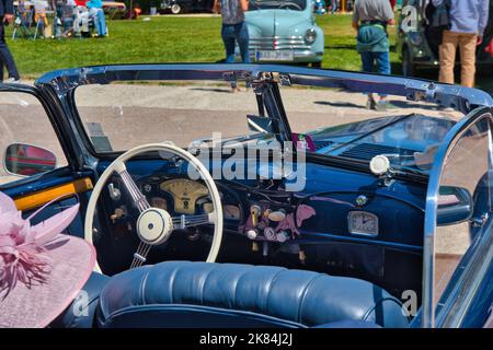 BADEN BADEN, ALLEMAGNE - JUILLET 2022: Intérieur du bleu 1938 FRAZER NASH BMW 327 328 80 cabrio roadster, oldtimer réunion à Kurpark. Banque D'Images