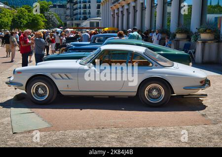 BADEN BADEN, ALLEMAGNE - JUILLET 2022: Blanc 1966 FERRARI 330 GTC, réunion oldtimer à Kurpark. Banque D'Images