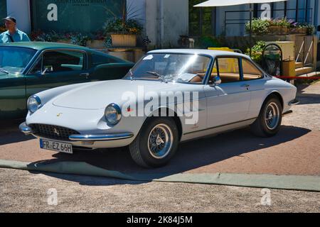 BADEN BADEN, ALLEMAGNE - JUILLET 2022: Blanc 1966 FERRARI 330 GTC, réunion oldtimer à Kurpark. Banque D'Images