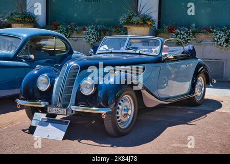 BADEN BADEN, ALLEMAGNE - JUILLET 2022: Blue 1938 FRAZER NASH BMW 327 328 80 cabrio roadster, oldtimer réunion à Kurpark. Banque D'Images