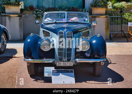 BADEN BADEN, ALLEMAGNE - JUILLET 2022: Blue 1938 FRAZER NASH BMW 327 328 80 cabrio roadster, oldtimer réunion à Kurpark. Banque D'Images