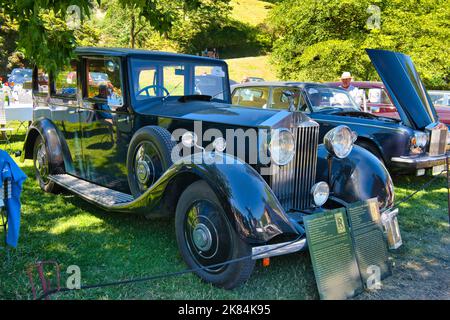 .BADEN BADEN, ALLEMAGNE - JUILLET 2022: Black ROLLS-ROYCE Silver Wraith HP 20-25 Park Ward six Saloon construction 1934, réunion à Kurpark. Banque D'Images