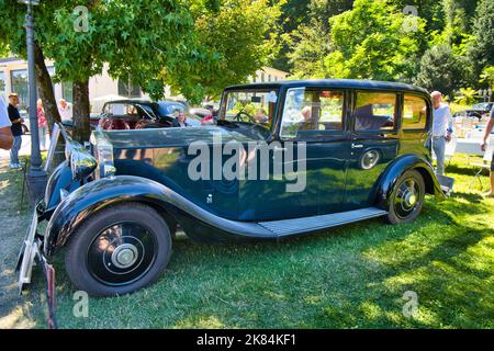 .BADEN BADEN, ALLEMAGNE - JUILLET 2022: Black ROLLS-ROYCE Silver Wraith HP 20-25 Park Ward six Saloon construction 1934, réunion à Kurpark. Banque D'Images