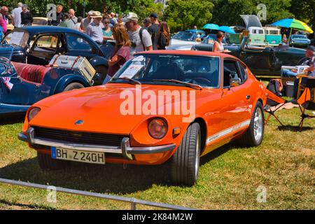 BADEN BADEN, ALLEMAGNE - JUILLET 2022: Orange 1972 Datsun 240Z, réunion oldtimer à Kurpark. Banque D'Images