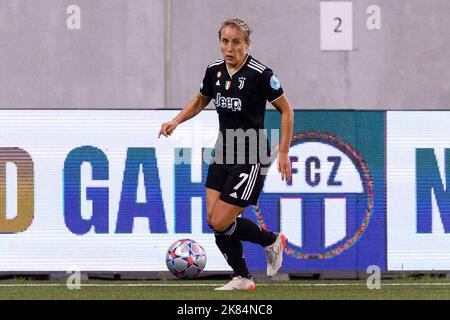 Schaffhausen, Suisse. 19th octobre 2022. SCHAFFHAUSEN, SUISSE - OCTOBRE 19 : Valentina Cernoia de Juventus contrôle le ballon lors du match C de la Ligue des champions de l'UEFA entre le FC Zürich et la Juventus à l'aréna de Wefox sur 19 octobre 2022 à Schaffhausen, en Suisse. (Marcio Machado/SPP) crédit: SPP Sport presse photo. /Alamy Live News Banque D'Images