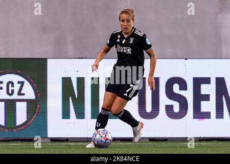 Schaffhausen, Suisse. 19th octobre 2022. SCHAFFHAUSEN, SUISSE - OCTOBRE 19 : Valentina Cernoia de Juventus contrôle le ballon lors du match C de la Ligue des champions de l'UEFA entre le FC Zürich et la Juventus à l'aréna de Wefox sur 19 octobre 2022 à Schaffhausen, en Suisse. (Marcio Machado/SPP) crédit: SPP Sport presse photo. /Alamy Live News Banque D'Images