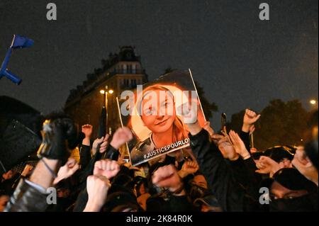 Paris, France. 20th octobre 2022. Les gens tiennent une bannière avec les images de la Lola assassinée. Des centaines de personnes se sont rassemblées sur la place Denfert Rochereau à Paris, France, 20 octobre 2022, pour se souvenir de Lola. Lola, 12 ans, a été tué vendredi 14 octobre. Elle avait été violée et torturée avant sa mort violente. Les autorités ont depuis arrêté une femme algérienne de 24 ans dont le visa étudiant a expiré il y a 3 ans et qui a été informée de quitter le territoire français. Les partis politiques, comme la droite dure Reconquete et rassemblement National, ont rapidement dénoncé le crime comme étant du racisme blanc et blâmant le gov Banque D'Images