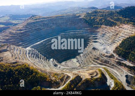 Vol au-dessus d'une mine à ciel ouvert, excavation de cuivre à Rosia Poieni, Roumanie. Vue aérienne de drone Banque D'Images